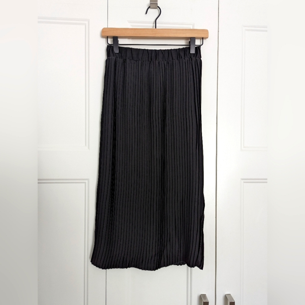 NEW ✨ Pleated silky midi skirt